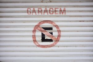 red flags when choosing a garage door service